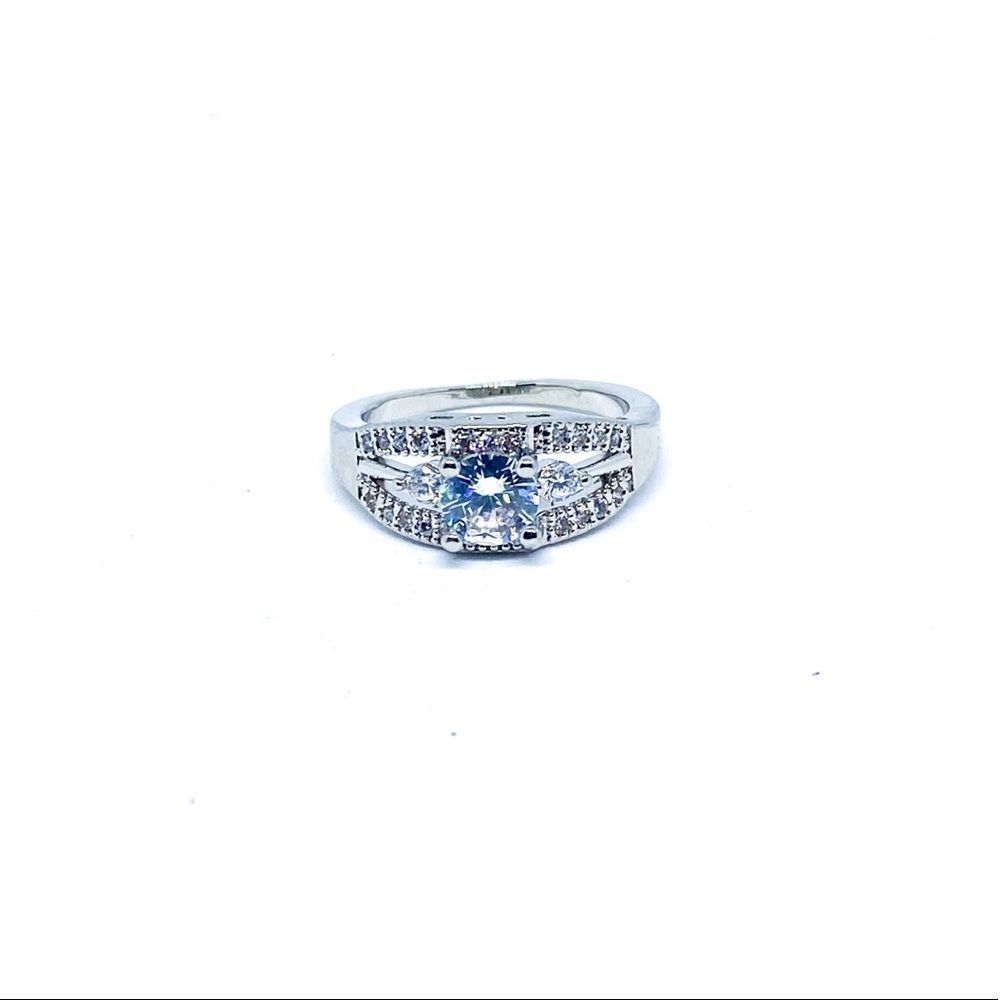 Nwt Silver Split Crystal Ring